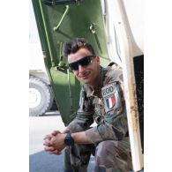 Portrait du maître Vincent du groupement de plongeurs-démineurs de la Méditerranée (GPD Med) à l'arrière de son véhicule de l'avant blindé (VAB) à Meiss El Jabal, au Sud-Liban.