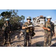Un chef de section du 1er régiment étranger de génie (REG) dirige les travaux de déblaiement des ruines de la ville de Meiss El Jabal, au Sud-Liban.