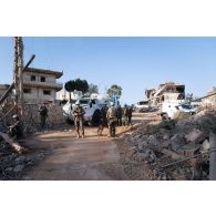 Des casques bleus français, finlandais et népalais prennent position dans les ruines de la ville de Meiss El Jabal, au Sud-Liban.