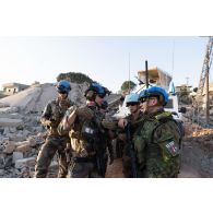 Des démineurs du groupement de plongeurs-démineurs de la Méditerranée (GPD Med) rendent compte de leur inspection des ruines de Meiss El Jabal, au Sud-Liban;