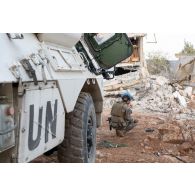 Le maître Vincent du groupement de plongeurs-démineurs de la Méditerranée (GPD Med) déploie un drone Parrot pour la reconnaissance des ruines de la ville de Meiss El Jabal, au Sud-Liban.