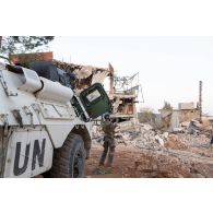 Le maître Vincent du groupement de plongeurs-démineurs de la Méditerranée (GPD Med) déploie un drone Parrot pour la reconnaissance des ruines de la ville de Meiss El Jabal, au Sud-Liban.