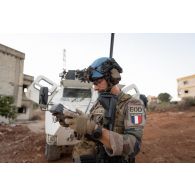 Le maître Vincent du groupement de plongeurs-démineurs de la Méditerranée (GPD Med) déploie un drone Parrot pour la reconnaissance des ruines de la ville de Meiss El Jabal, au Sud-Liban.