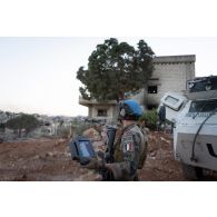 Le maître Vincent du groupement de plongeurs-démineurs de la Méditerranée (GPD Med) déploie un drone Parrot pour la reconnaissance des ruines de la ville de Meiss El Jabal, au Sud-Liban.