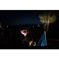 Le premier maître Morgan du roupement de plongeurs-démineurs de la Méditerranée (GPD Med) communique par radio à bord de son véhicule de l'avant blindé (VAB) à Meiss El Jabal, au Sud-Liban.