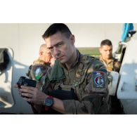 Le lieutenant Xavier du 1er régiment de spahis (RS) règle son appareil photo Fuji série XT à Meiss El Jabal, au Sud-Liban.