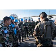Le lieutenant Xavier du 1er régiment de spahis (RS) montre son appareil photographique Fuji série XT aux casques bleus népalais et finlandais à Meiss El Jabal, au Sud-Liban.