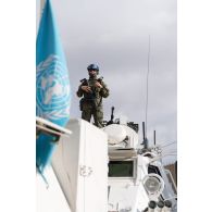 Portrait du capitaine finlandais Mikko sur le toit de son blindé Sisu XA-180 à Meiss El  Jabal, au Sud-Liban.