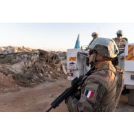 Un sapeur du 1er régiment étranger de génie (REG) participe au déblaiement des ruines de la ville de Jabal, au Sud-Liban.