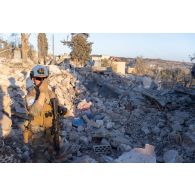 Un démineur du groupement de plongeurs-démineurs de la Méditerranée (GPD) inspecte les ruines de la ville de Meiss El Jabal, au Sud-Liban.