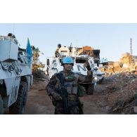 Un sapeur du 1er régiment étranger de génie (REG) participe au déblaiement des ruines de la ville de Meiss El Jabal, au Sud-Liban.