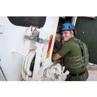 Portrait d'un casque bleu finlandais à l'arrière de son blindé Sisu XA-180 sur le camp de Deir Kifa, au Sud-Liban.