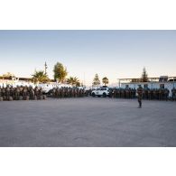 Le colonel Christophe Maurin du 1er régiment de spahis (RS) dirige le briefing d'un départ en convoi sur le camp de Deir Kifa, au Sud-Liban.