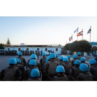 Le colonel Christophe Maurin du 1er régiment de spahis (RS) dirige le briefing d'un départ en convoi sur le camp de Deir Kifa, au Sud-Liban.