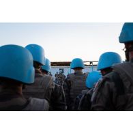 Le colonel Christophe Maurin du 1er régiment de spahis (RS) dirige le briefing d'un départ en convoi sur le camp de Deir Kifa, au Sud-Liban.