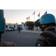 Le colonel Christophe Maurin du 1er régiment de spahis (RS) dirige le briefing d'un départ en convoi sur le camp de Deir Kifa, au Sud-Liban.