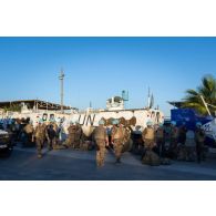 Des casques bleus se tiennent prêts au départ d'un convoi sur le camp de Deir Kifa, au Sud-Liban.