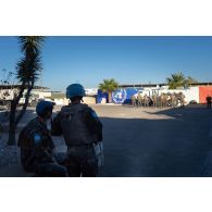 Des casques bleus se tiennent prêts au départ d'un convoi sur le camp de Deir Kifa, au Sud-Liban.