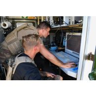 Des soldat interviennent pour la maintenance d'un système de contre-batterie radar (COBRA) sur le camp de Nabatieh, au Sud-Liban.