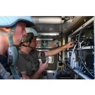 Des soldat interviennent pour la maintenance d'un système de contre-batterie radar (COBRA) sur le camp de Nabatieh, au Sud-Liban.