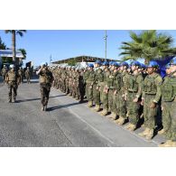 Le colonel Christophe Maurin du 1er régiment de spahis (RS) passe les troupes françaises et finlandaises en revue pour une cérémonie à Deir Kifa, au Sud-Liban.