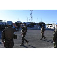 Le colonel Christophe Maurin du 1er régiment de spahis (RS) passe les troupes françaises et finlandaises en revue pour une cérémonie à Deir Kifa, au Sud-Liban.