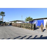 Rassemblement des casques bleus français et finlandais pour une cérémonie à Deir Kifa, au Sud-Liban.