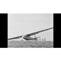 Fonds cinématographique de Pierre Besson. Film tourné sur les aérodromes de Châteauroux et de Toulouse et dans le Massif Central.