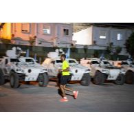 Un casque bleu participe à une course en relais autour du camp de Deir Kifa, au Sud-Liban.