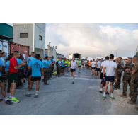 Des casques bleus participent à une course en relais autour du camp de Deir Kifa, au Sud-Liban.