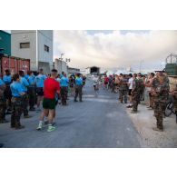 Des casques bleus participent à une course en relais autour du camp de Deir Kifa, au Sud-Liban.
