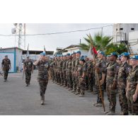 Le colonel Christophe Maurin du 1er régiment de spahis (RS) passe les troupes en revue pour une cérémonie à Deir Kifa, au Sud-Liban.