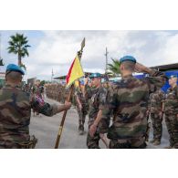 Le colonel Christophe Maurin du 1er régiment de spahis (RS) passe les troupes en revue pour une cérémonie à Deir Kifa, au Sud-Liban.