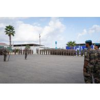 Le colonel Christophe Maurin du 1er régiment de spahis (RS) préside une cérémonie à Deir Kifa, au Sud-Liban.