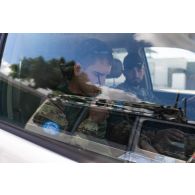 Des officiers italiens travaillent à bord de leur véhicule de commandement à Deir Kifa, au Sud-Liban.