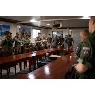 Le chef d'escadron Guillaume du 1er régiment de spahis (RS) dirige le débriefing d'un exercice au centre opérationnel de Deir Kifa, au Sud-Liban.