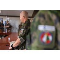 Des soldats finlandais assistent au débriefing d'un exercie au centre opérationnel de Deir Kifa, au Sud-Liban.