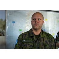 Le capitaine finlandais Mikko assiste au débriefing d'un exercice au centre opérationnel de Deir Kifa, au Sud-Liban.