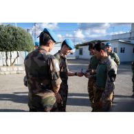 Le lieutenant-colonel Yann du 1er régiment de spahis (RS) reçoit un cadeau de la part d'officiers itlaiens au terme d'un exercice au centre opérationnel de Deir Kifa, au Sud-Liban.