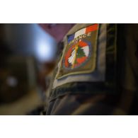 Détail du patch d'épaule sur le treillis d'un soldat français à Deir Kifa, au Sud-Liban.