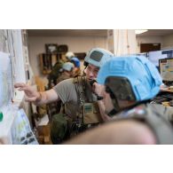 Un bigor du 3e régiment d'artillerie de marine (RAMa) coordonne la liaison des données tactiques au centre opérationnel de Deir Kifa, au Sud-Liban.