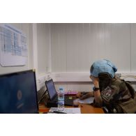 L'officier conseiller de communication (CONSCOM) travaille sur ordinateur au centre opérationnel de Deir Kifa, au Sud-Liban.