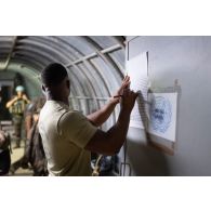 Un soldat fait l'appel du personnel abrité sous shelter après le déclenchement d'une alerte sur le camp de Deir Kifa, au Sud-Liban.