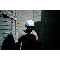 Un soldat du 1er régiment de spahis (RS) s'abrite sous un shelter après le déclenchement d'une alerte à Deir Kifa, au Sud-Liban.