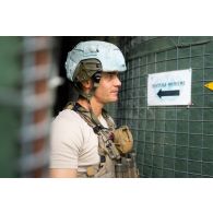 Un soldat du 1er régiment de spahis (RS) s'abrite sous un shelter après le déclenchement d'une alerte à Deir Kifa, au Sud-Liban.