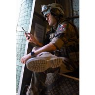 Un soldat du 1er régiment de spahis (RS) s'abrite sous un shelter après le déclenchement d'une alerte à Deir Kifa, au Sud-Liban.