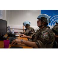 Le commandant en second de la force commander reserve (FCR) travaille sur ordinateur au centre opérationnel de Deir Kifa, au Sud-Liban.