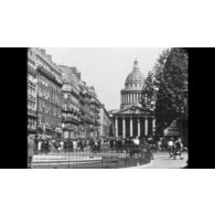 Fonds cinématographique de Pierre Besson. Film numéro 1 sur la célébration de la victoires des Alliés le 8 mai 1945.