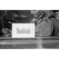 Pancarte où figure le nom du photographe Ludwig Knobloch.