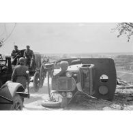 Les véhicules hippomobiles allemands de la 137. infanterie division progressent.